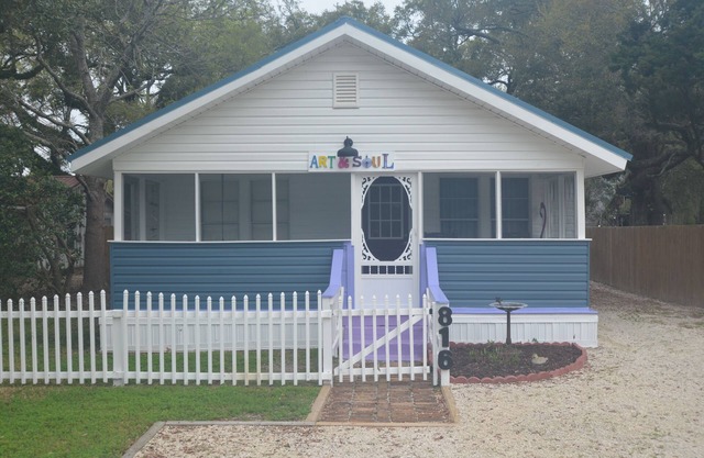 Art & Soul Vintage Cottage, fully remodeled and minutes from the Beach!
