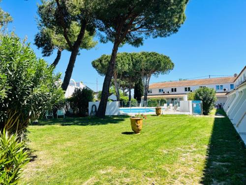 Artemia Aigues-Mortes - Hôtel avec piscine - Bornes électriques - Parking privé - Local vélo-moto
