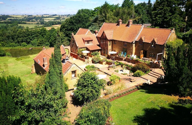 Aslan, C.S Lewis inspired accommodation in the Oxfordshire Cotswolds. Sleeps 6