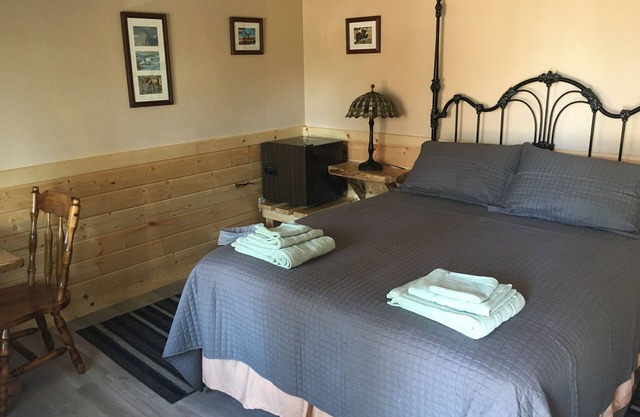 ASPEN-Personal sleeping cabin with shared kitchen/bathhouse