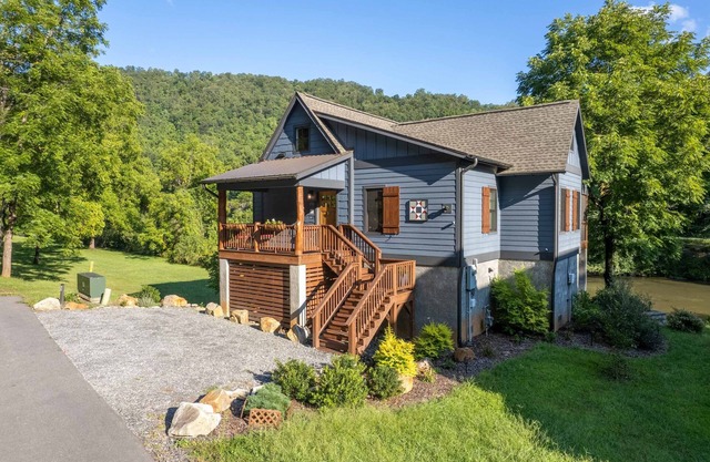 At E's - Upscale Riverfront Home Near WCU