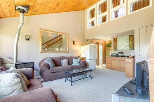 Auburn Cottage with Patios and Garden - 3 Mi to Town!