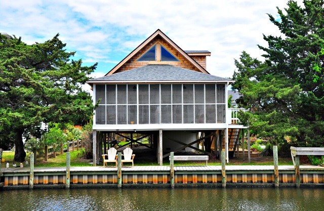 August & Everything After: Dog friendly, canalfront, private dock.