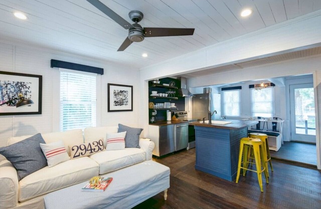 Authentic 1940's renovated Folly cottage!