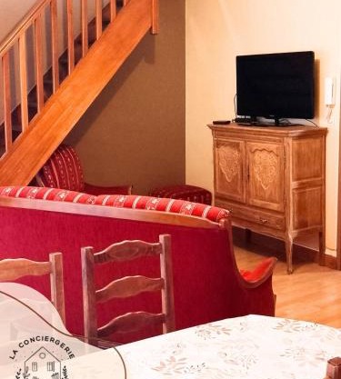 Authentic #2, Carvin center