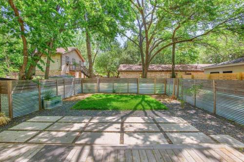 Authentic ATX Dtwn Beauty - Pool, Fenced Yard, Walk 2 Best Eateries & BBQ
