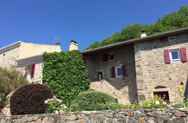 Authentic cottage with wood stove and Wi-Fi near Pilat