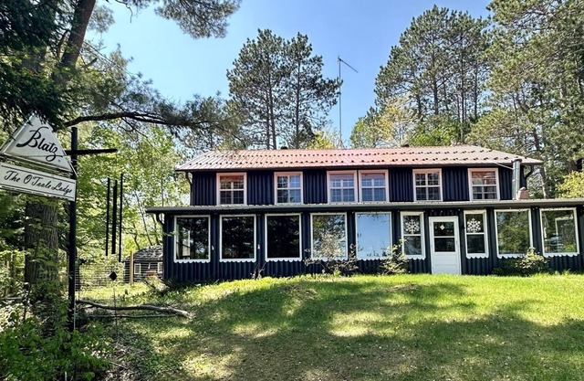 Authentic Lakefront Lodge