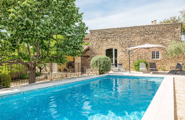 Authentic Provencal farmhouse with pool for rent in Provence - L'Evasion