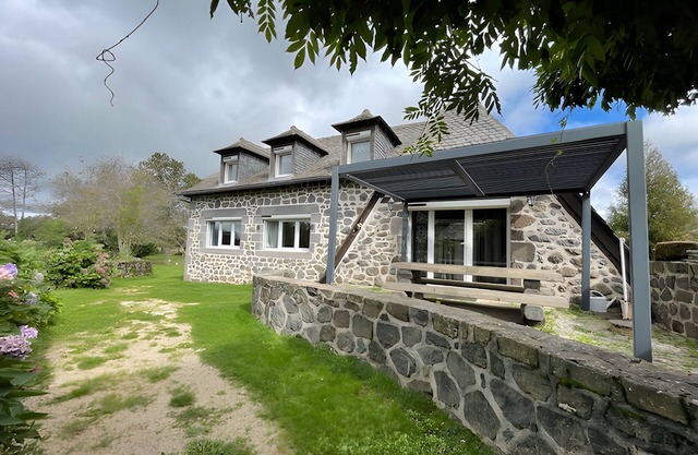 Authenticity & Comfort in the Charmalex Barn with Countryside View