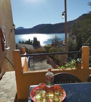 Aux logis du Lac de Castillon