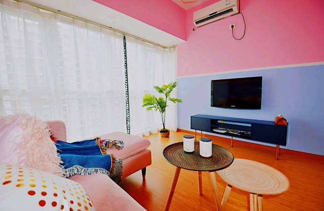 Avatar Gallery Large Queen Bed & High Rise View