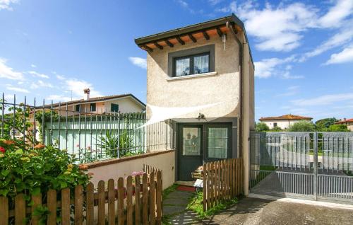 Awesome Home In Querceta With Wifi