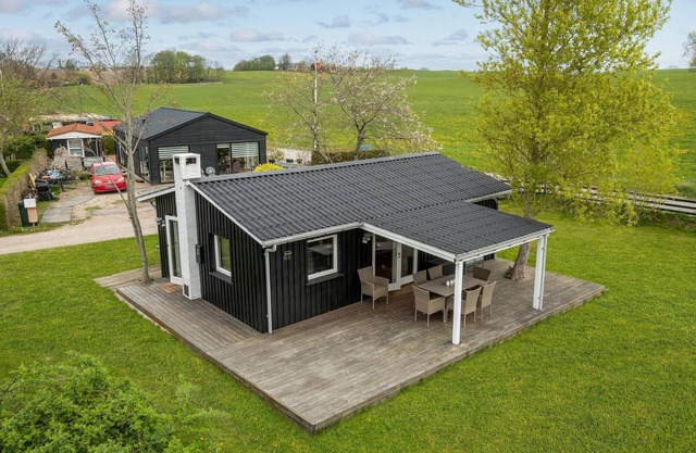 Awesome home in Rønde with WiFi