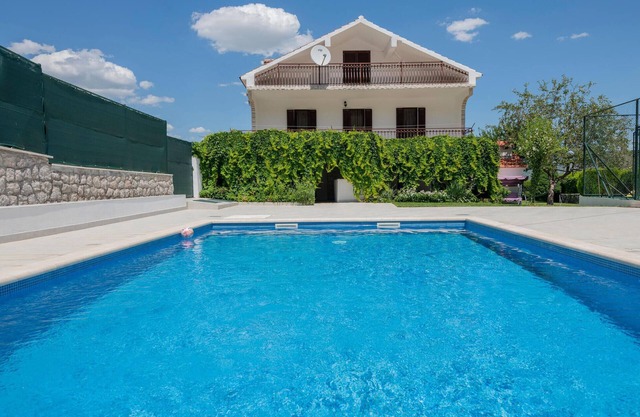 Awesome home in Runovic with WiFi