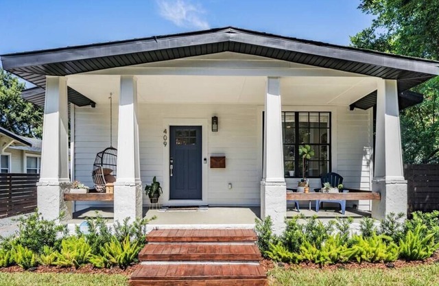 Aztec Rustic Villa- Entire home close to Armature Works