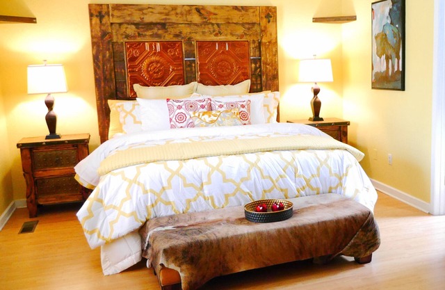 B-E-Y-O-N-D CHARMING ~ STROLL to OLD TOWN~ FANTASTIC REVIEWS