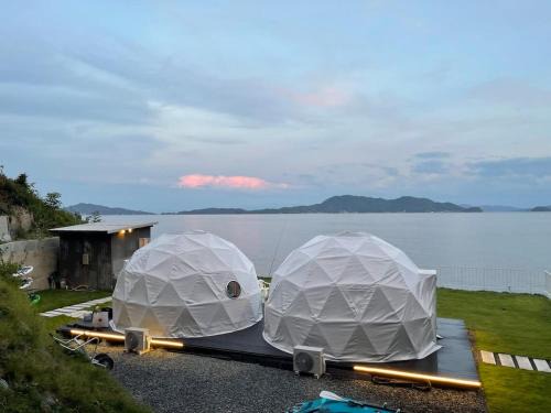 b local Sugawa House - Exclusive Beach Front Domes