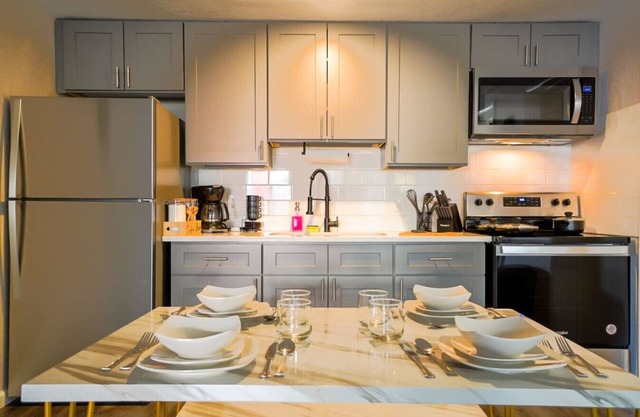 B&W | King Suite - 10 mins to Ft Moore