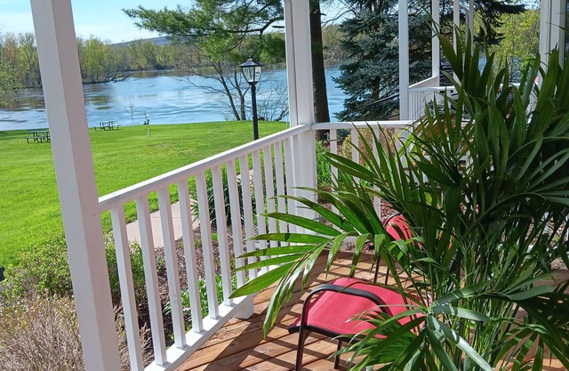 Badger Digs - A Lofted Condo on the Wisconsin River