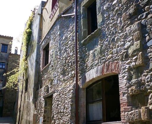 BAIX EMPORDÀ. Increíble casa en pueblo medieval