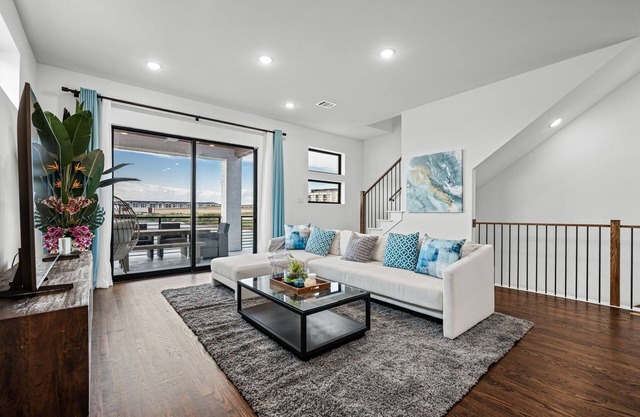 Balcony 3BR Retreat with Lake View