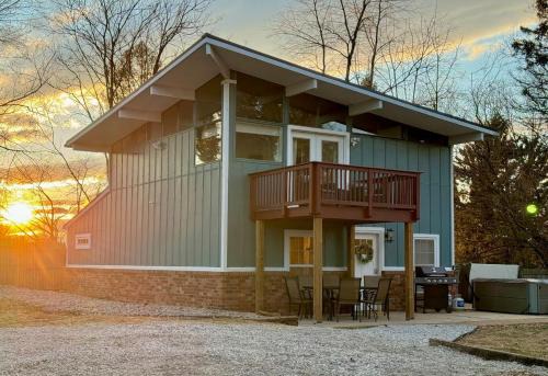 Balcony-bbq-firepit-hot Tub-king-full Kitchen-tv