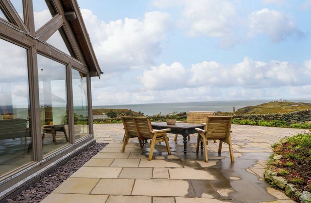 BALOG FARM, family friendly, character holiday cottage in Amlwch