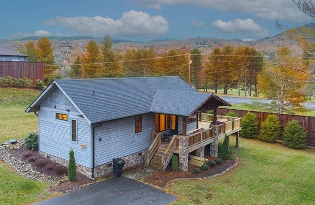 Banner Sky - 2bd/2ba cabin with mountain views, wrap around porch minutes from downtown Banner Elk.