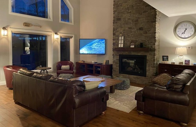 Barrett Chute Cottage and Ski Chalet - 5 mins from Calabogie Peaks