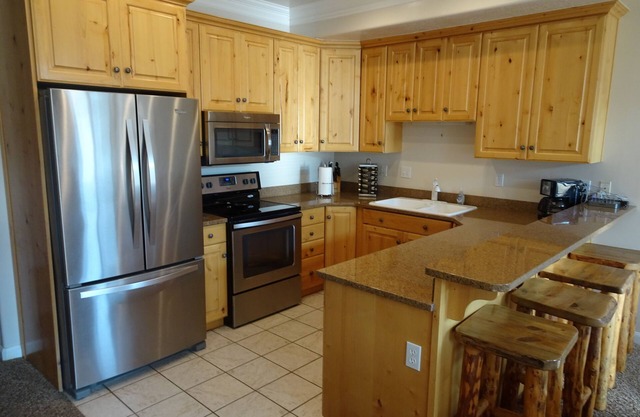 Basinview Lakeside Mountain Escape - All Season Getaway!