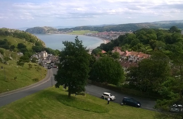 Bay View Terrace, Llandudno - quiet & spacious cottage, stunning views & WIFI