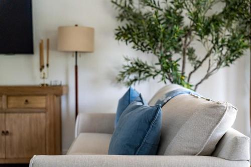 BayBreeze Cottage - 2BR-2BA Family Stay Near SRQ Airport, Sleeps 6-8