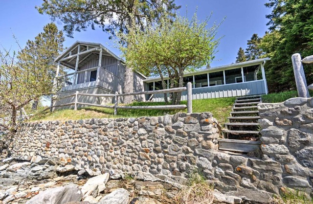 Bayfront Hancock Cottage with Beach Access and Views!