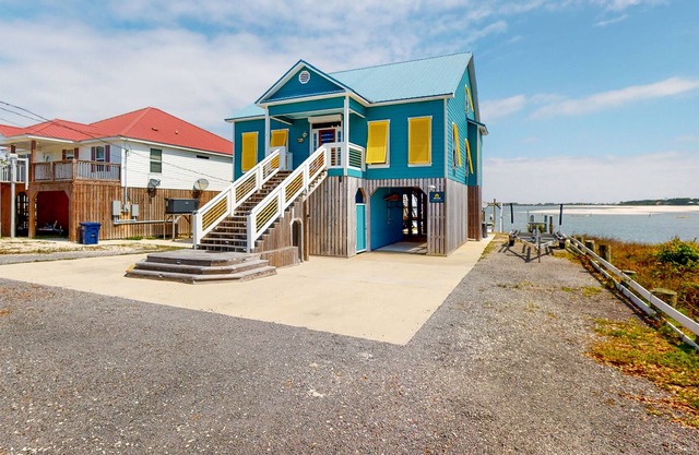 Bayfront home with boat slip, scenic balcony, W/D, & AC - close to beaches