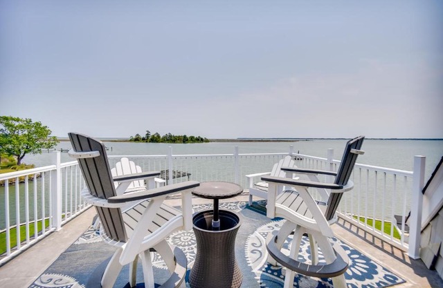 Bayfront White Stone Escape with Private Beach!