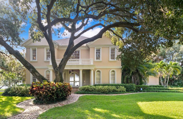 Bayshore Breeze! Private gated waterfront home in south Tampa.