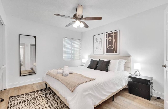 Bayshore Charm | Pool, Gym & Free Parking & more!