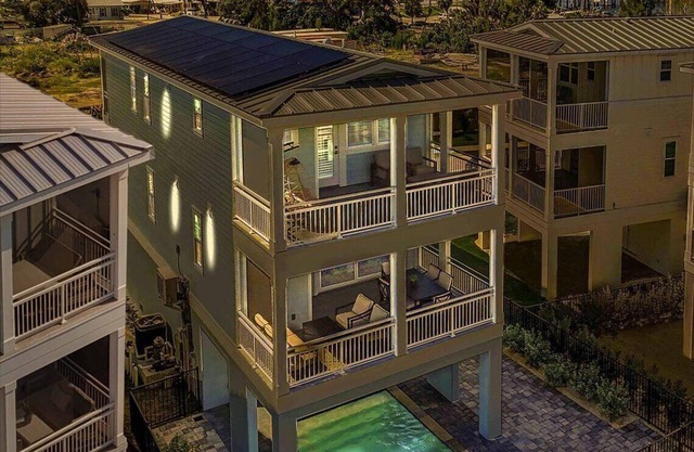 Bayview Pointe! Luxury 3 bedroom home! Near Anna Maria island with heated pool!