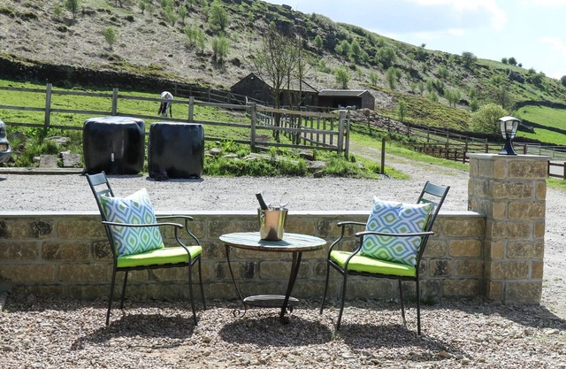 BAYWOOD COTTAGE, character holiday cottage in Cowling