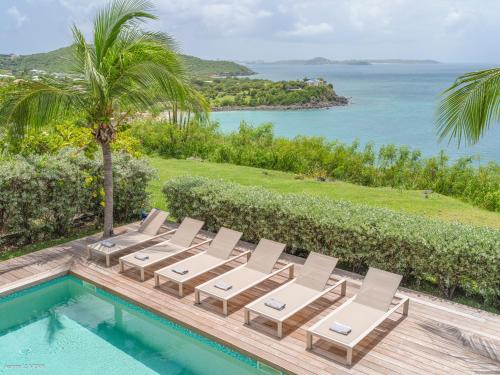 Be Happy à pied de Friar's Bay face au coucher de soleil