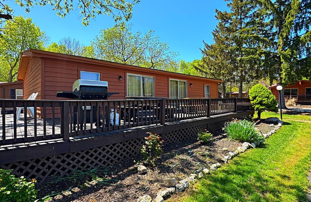 Be the Lifeguard! 3 BR 2 BA Home Across from Island Club Pool- Sleeps 8 - IC9