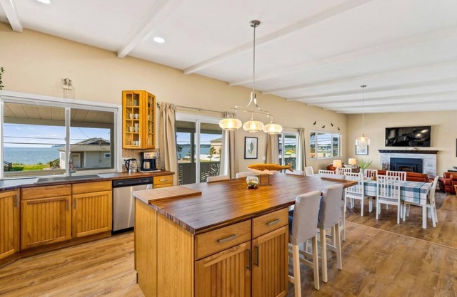 Beach access, water view, BBQ, WIFI-PCD