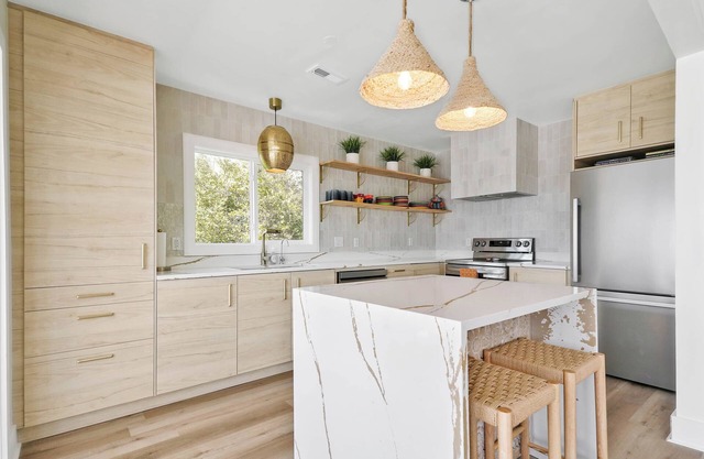 Beach Cake! 2nd row, small ocean views! Beach access across the street!