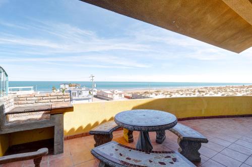 Beach Condo 7- Sleeps 8, Pool, WiFi, AC, Security