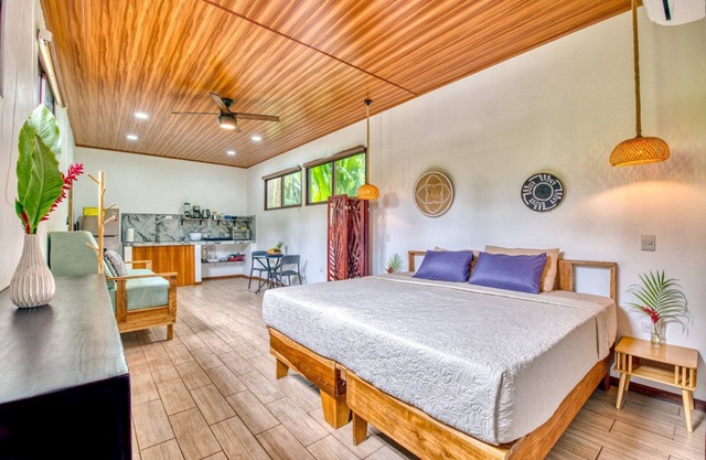 Beachfront Studio - Direct Beach Access, Fast Wifi & AC