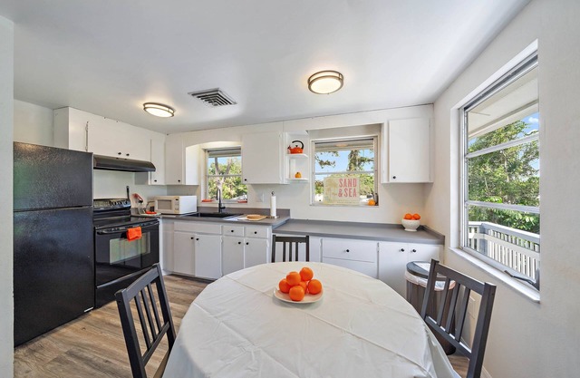 Beach Duplex 2 Units Together .7 Mi From Beach