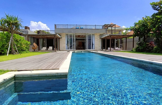 Beach front 2 bedroom with cinema room & infinity pool Sahadewa