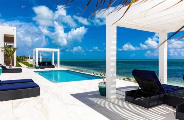 Beach front Villa Grace Bay Beach