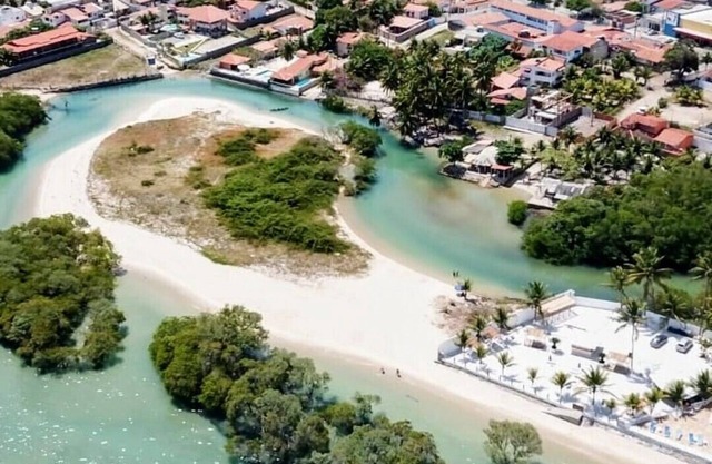 Beach house with swimming pool and great location